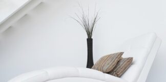 Czy do jasnych mebli pasuje ciemny stół?