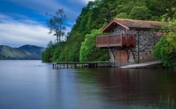 Jak osłonić balkon w bloku przed słońcem?