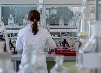 Jak dbać o wodę w basenie bez chemii?