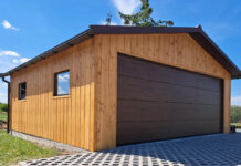 garaż drewniany na stalowym szkielecie