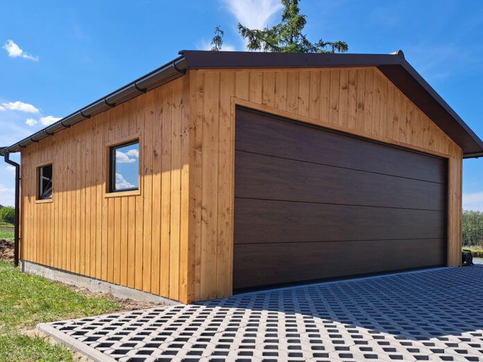 garaż drewniany na stalowym szkielecie